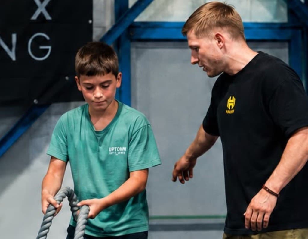 Cours ados cordes ondulatoires - Le Hangar Training Escalquens Cours sport ados Le Hangar Training Escalquens - adolescent entraînement cordes ondulatoires encadré par un coach